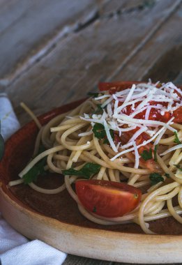 Spaguetti domates peynir ve kekik ile