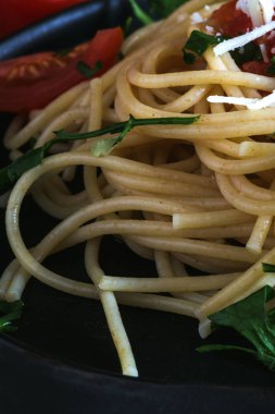 Spaguetti domates peynir ve kekik ile