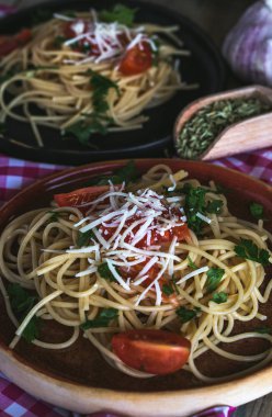 Spaguetti domates peynir ve kekik ile