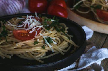 Spaguetti domates peynir ve kekik ile