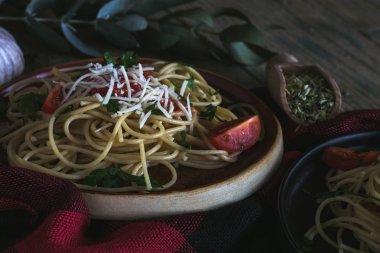 spaghetti et tomates aux fines herbes 