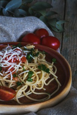 spaghetti et tomates aux fines herbes 