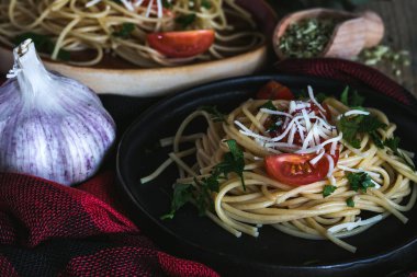 Spaguetti domates peynir ve kekik ile