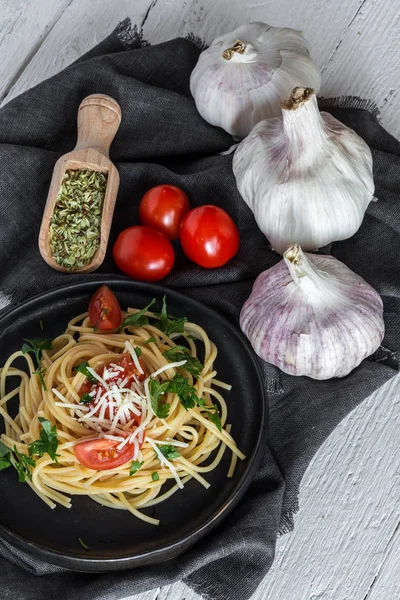 Spaguetti domates peynir ve kekik ile