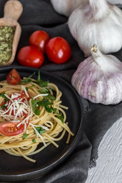 Spaguetti domates peynir ve kekik ile