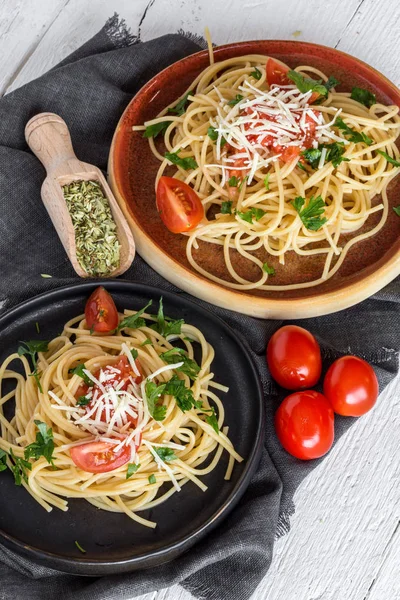 Spaguetti z serem pomidor i oregano — Zdjęcie stockowe