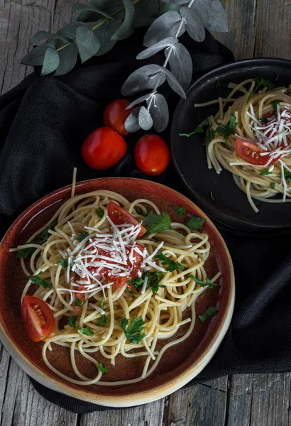 Spaguetti domates peynir ve kekik ile