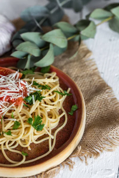 Spaguetti domates peynir ve kekik ile