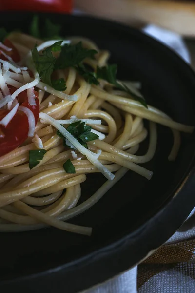 Spaguetti กับชีสมะเขือเทศและโอเรกาโน่ — ภาพถ่ายสต็อก