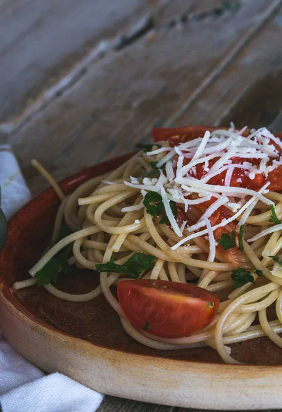 Spaguetti domates peynir ve kekik ile