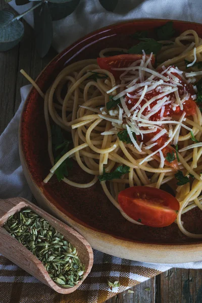 Spaguetti with tomato cheese and oregano — Stock Photo, Image