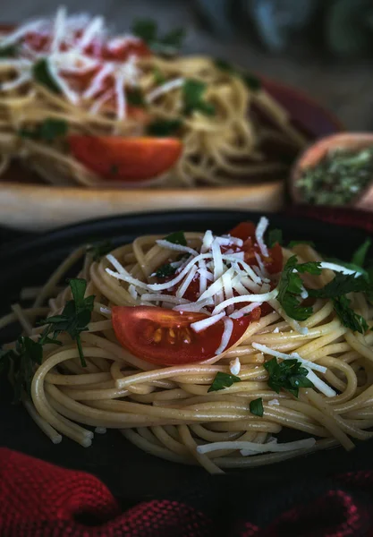Spaguetti z serem pomidor i oregano — Zdjęcie stockowe