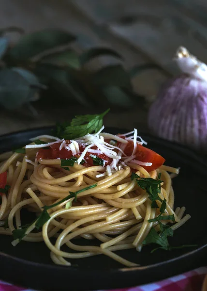 Spaguetti กับชีสมะเขือเทศและโอเรกาโน่ — ภาพถ่ายสต็อก