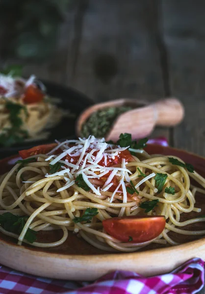 Spaguetti with tomato cheese and oregano — Stock Photo, Image