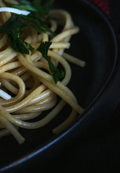 Espaguete e tomate com ervas — Fotografia de Stock