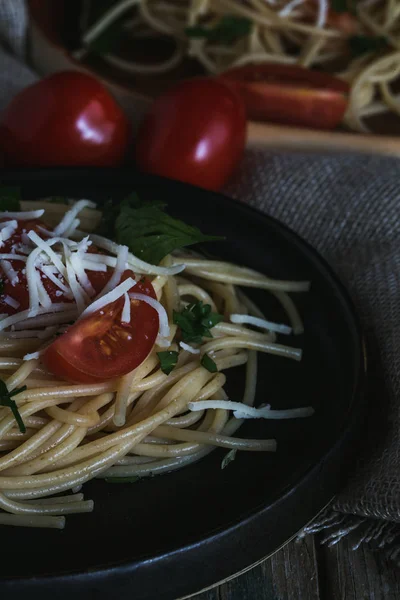 spaghetti et tomates aux fines herbes 