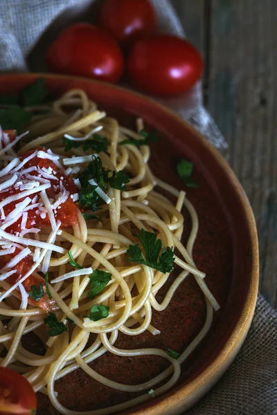 spaghetti et tomates aux fines herbes 