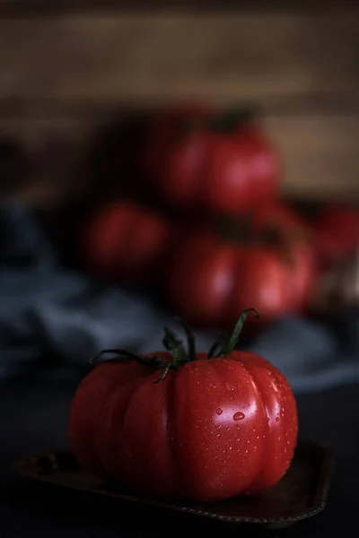 Rote Tomaten auf schwarzem Hintergrund — Stockfoto