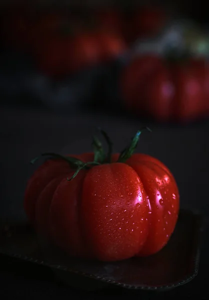 검은 배경의 빨간 토마토 — 스톡 사진