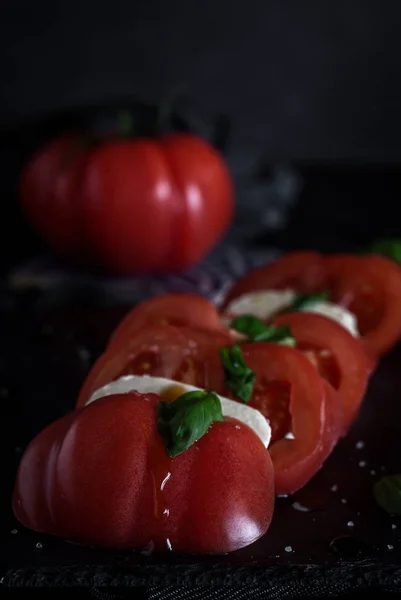 Caprese-Salat mit Mozzarella, Tomaten und Basilikum — Stockfoto
