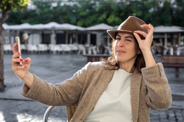 40 yaşındaki kadın selfie alarak