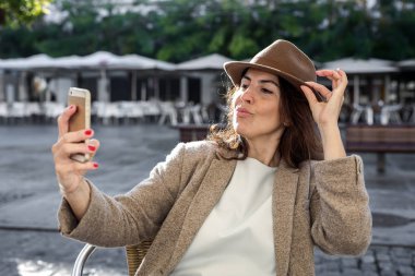 40 yaşındaki kadın selfie alarak