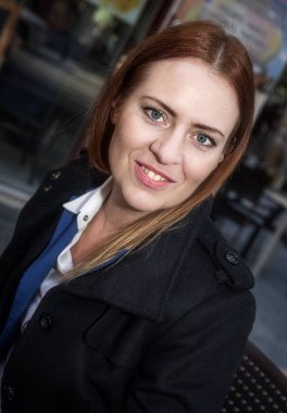 Sarışın genç kadın sokağa açık yemek