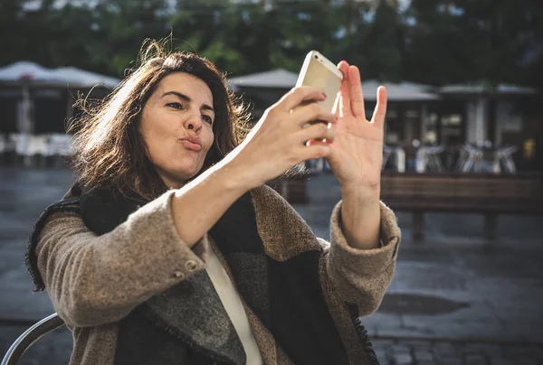 40 jaar oude vrouw die selfie — Stockfoto