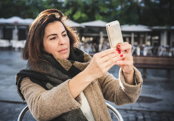 40-letnia kobieta, biorąc selfie — Zdjęcie stockowe