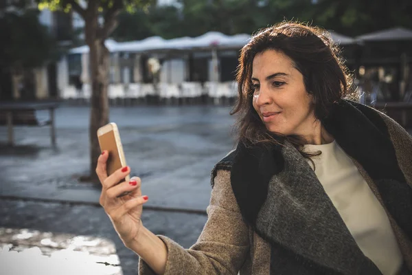 40-letnia kobieta, biorąc selfie — Zdjęcie stockowe