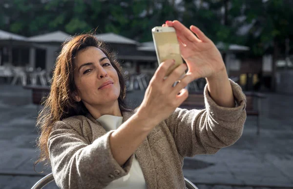 40 anno vecchio donna taking selfie — Foto Stock