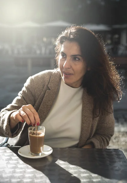 40 yaşındaki kadın kahve içme