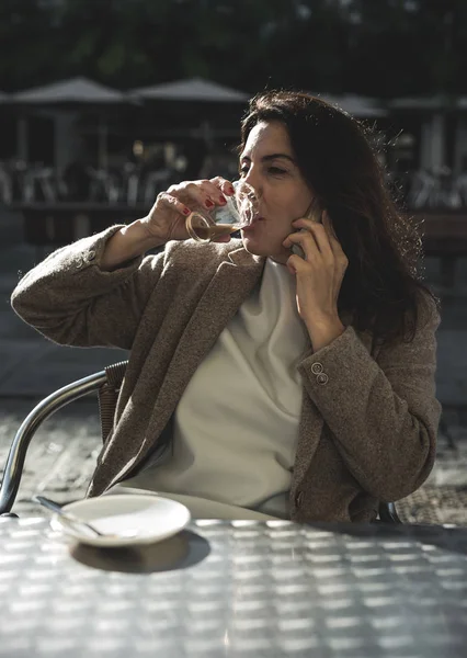 40 세의 여성이 커피를 마시는 — 스톡 사진