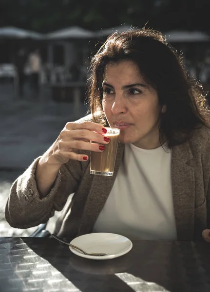 40 anos de idade mulher bebendo café — Fotografia de Stock