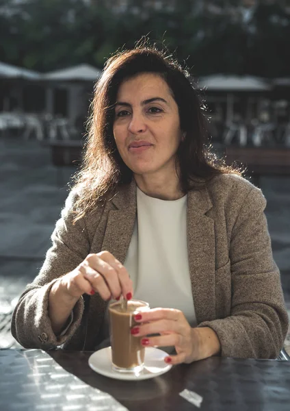 40-årig kvinna dricker kaffe — Stockfoto