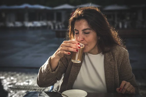 40 tahun wanita tua minum kopi — Stok Foto