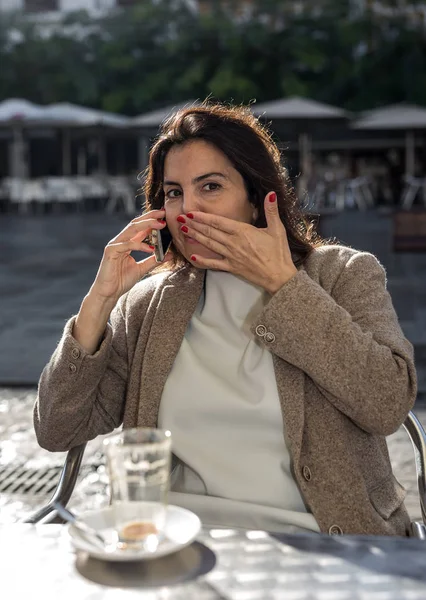 Jong mooi glimlachen vrouw praten op mobiele telefoon — Stockfoto