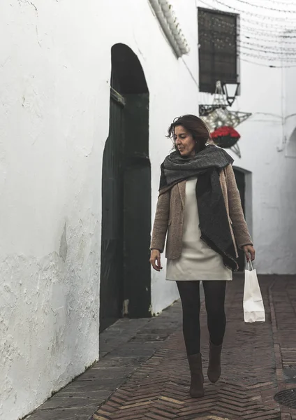 Mode vrouw met zak in het centrum van de stad — Stockfoto