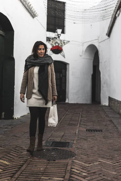 Mode vrouw met zak in het centrum van de stad — Stockfoto