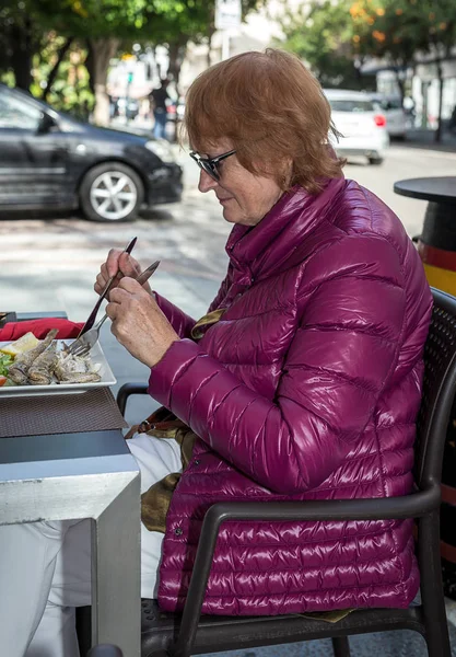 Femme âgée mangeant — Photo