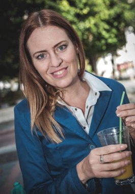 Sarışın genç kadın sokağa açık yemek