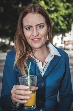 Sarışın genç kadın sokağa açık yemek