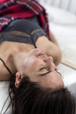 Kırmızı sarmalayıcı Olgun kadın portresi. yüzüne odaklan