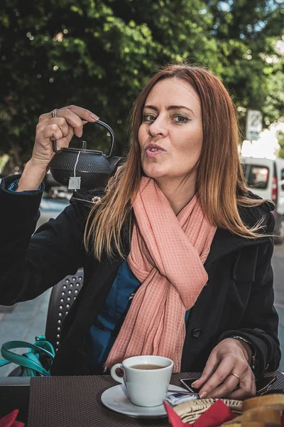 Loira jovem mulher comer ao ar livre na rua — Fotografia de Stock