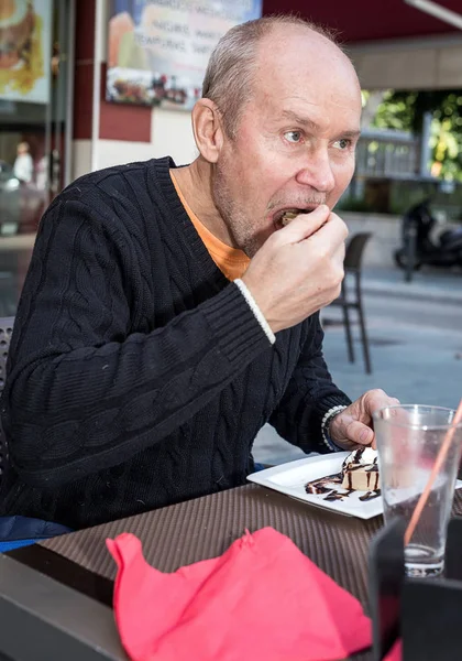 Sénior comendo — Fotografia de Stock