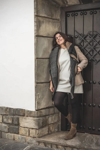 Mujer de moda con bolsa en el centro de la ciudad —  Fotos de Stock