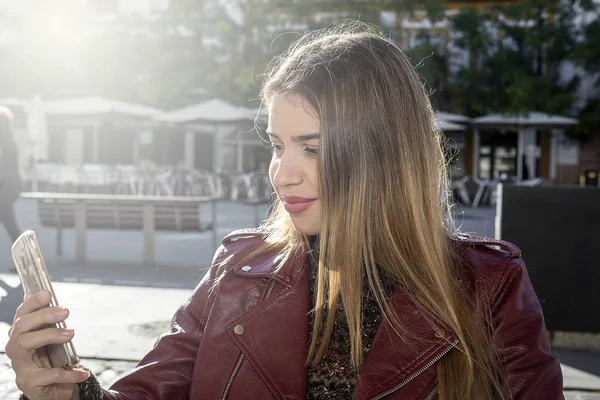 Blond meisje aanroepende telefoon — Stockfoto