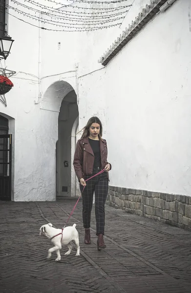 Chica rubia con perro —  Fotos de Stock