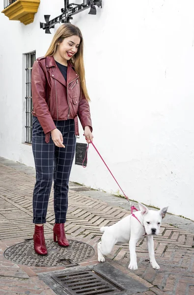Blond meisje met hond — Stockfoto