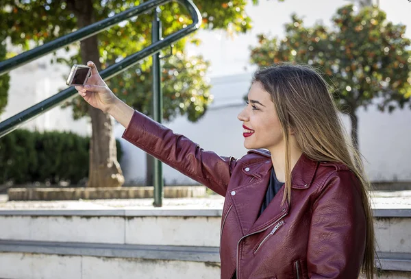 Blond meisje poseren steeds een selfie — Stockfoto